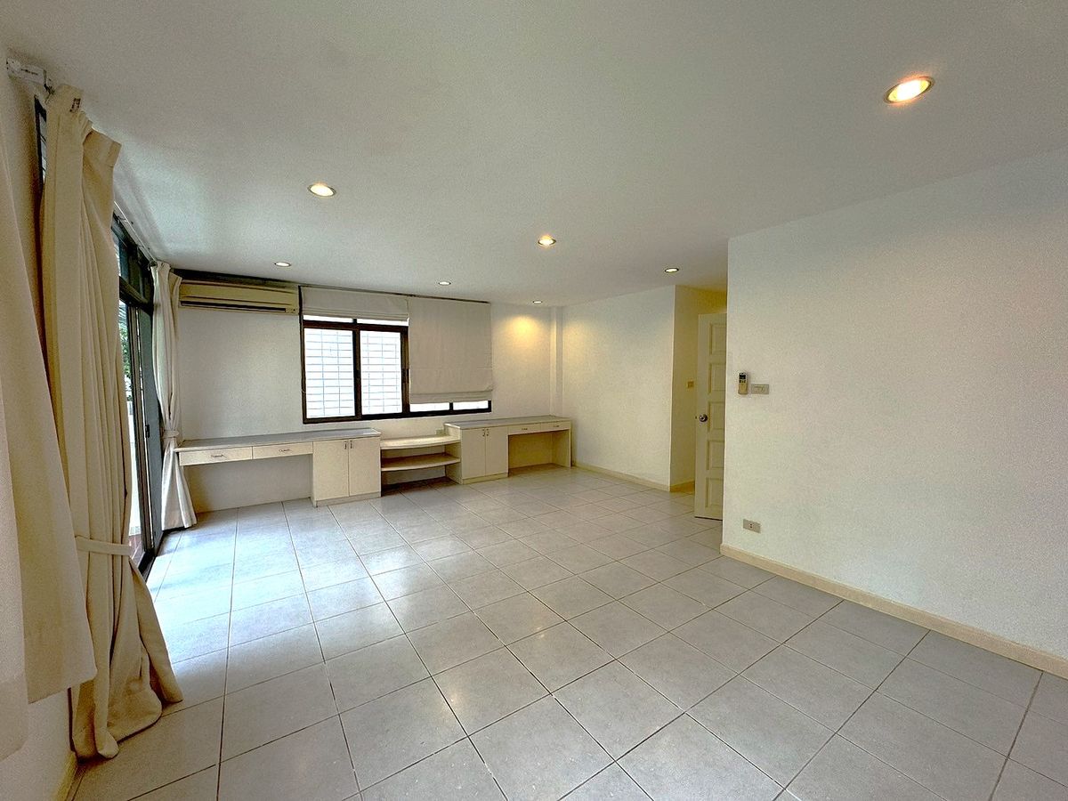 For RentHouseSukhumvit, Asoke, Thonglor : House for rent 4 bedroom in peaceful atmosphere at Phrom Phong ** NO CO-AGENT ** 