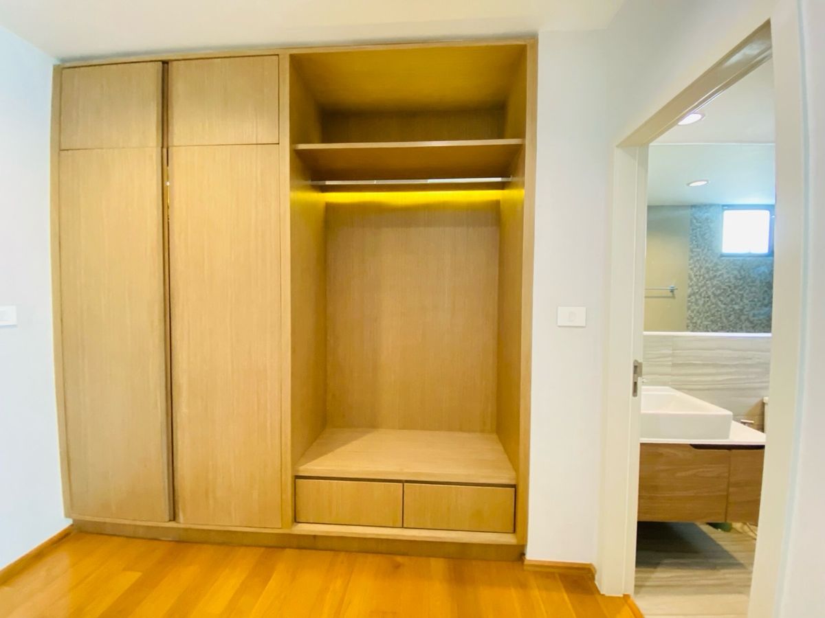 Home OfficePattanakan, Srinakarin : Selling with tenants! Golden opportunity for 4 -story townhome investors, luxury design corner, Modern Luxury, Nirvana Define Quality Project Srinakarin - Rama 9