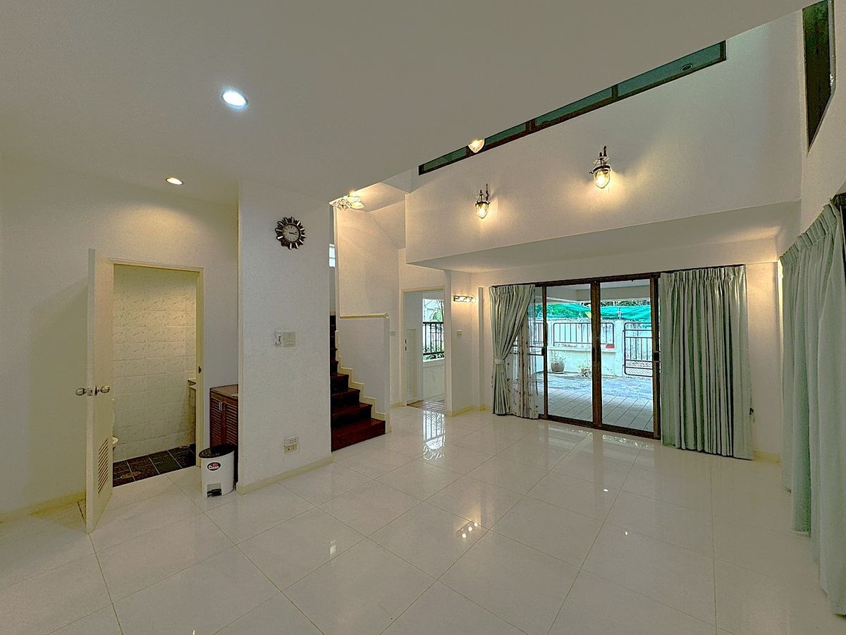 For RentHouseSukhumvit, Asoke, Thonglor : House for rent 4 bedroom in peaceful atmosphere at Phrom Phong ** NO CO-AGENT ** 