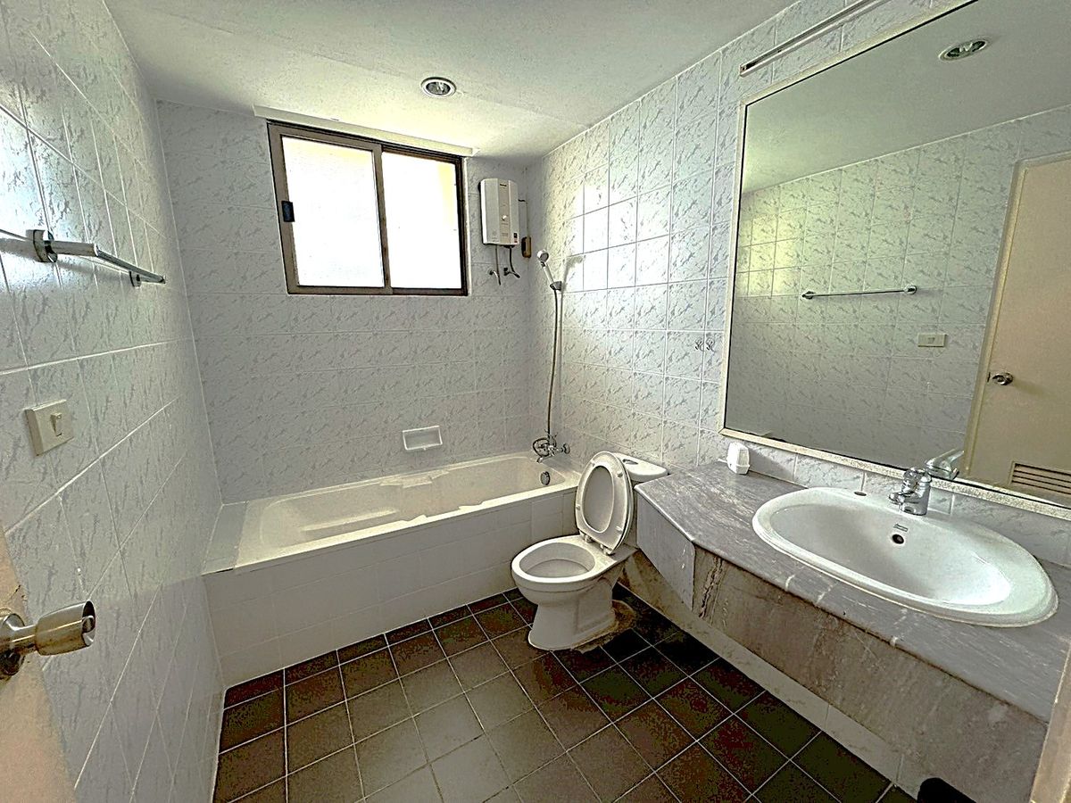 For RentHouseSukhumvit, Asoke, Thonglor : House for rent 4 bedroom in peaceful atmosphere at Phrom Phong ** NO CO-AGENT ** 