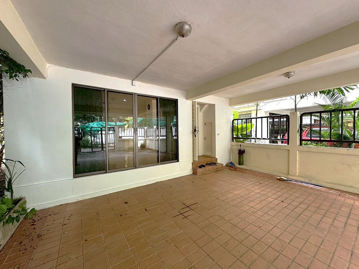 For RentHouseSukhumvit, Asoke, Thonglor : House for rent 4 bedroom in peaceful atmosphere at Phrom Phong ** NO CO-AGENT ** 