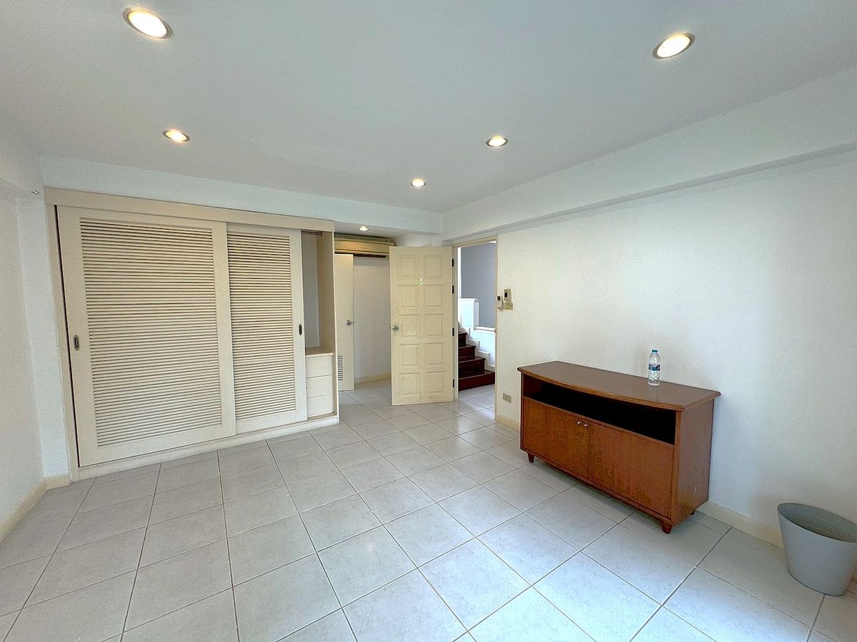 For RentHouseSukhumvit, Asoke, Thonglor : House for rent 4 bedroom in peaceful atmosphere at Phrom Phong ** NO CO-AGENT ** 