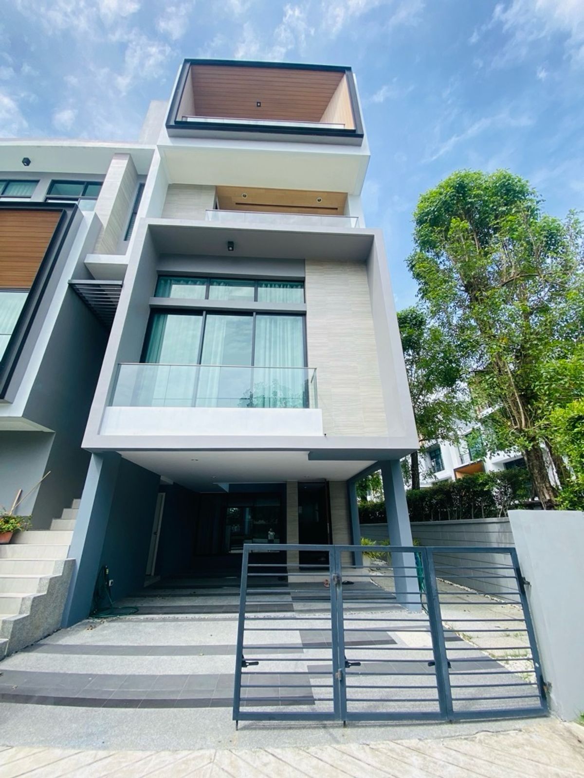Home OfficePattanakan, Srinakarin : Selling with tenants! Golden opportunity for 4 -story townhome investors, luxury design corner, Modern Luxury, Nirvana Define Quality Project Srinakarin - Rama 9