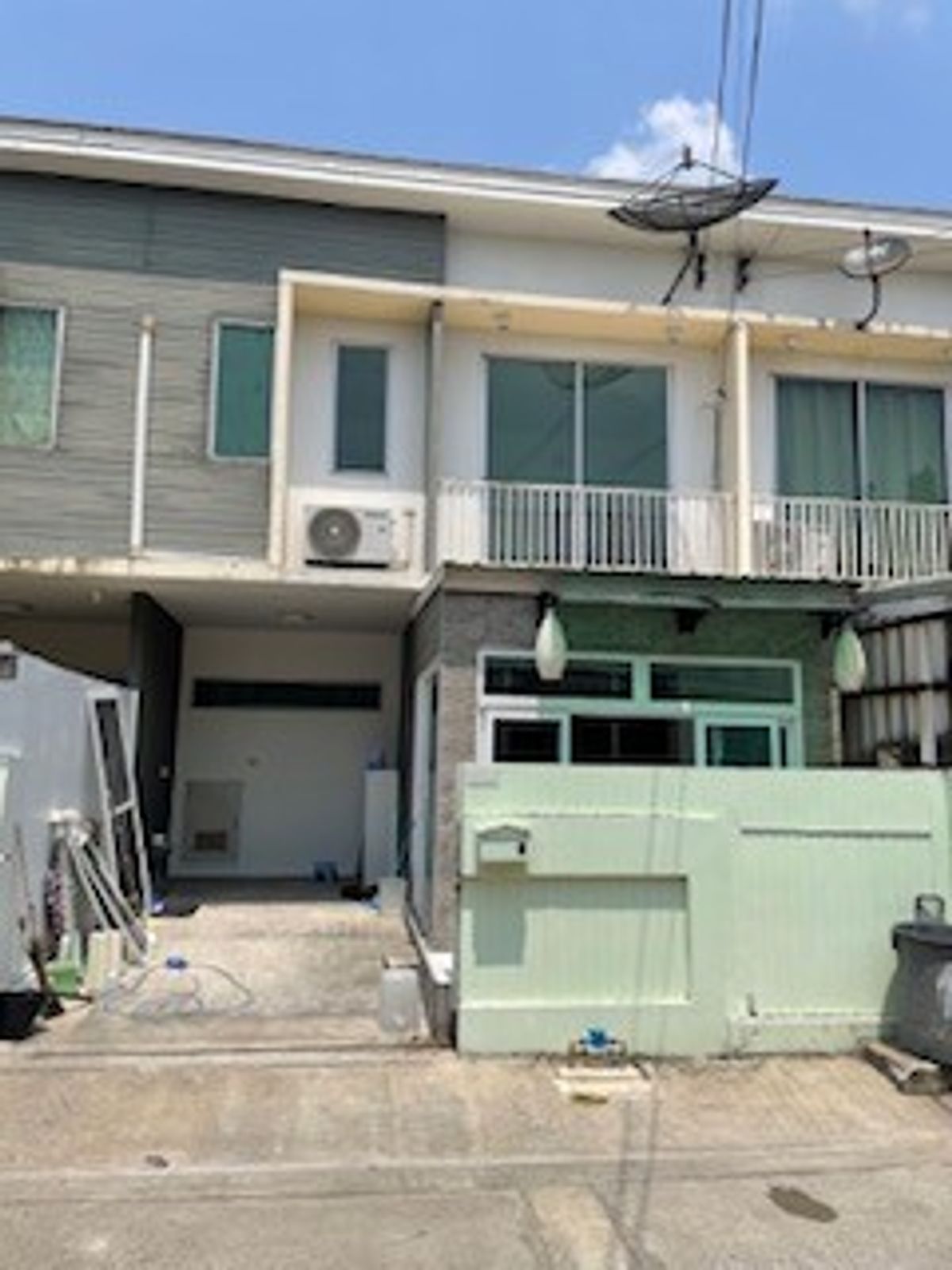 For SaleTownhomeSamut Prakan,Samrong : urgent! Selling a 2 -story townhome, renovated the whole house Additional room 4, ready to travel, convenient to The Connect 10 Bearing Station (Soi Bearing 58/6 Sukhumvit 107) Samrong Nuea Subdistrict, Mueang District, Samut Prakan Province
