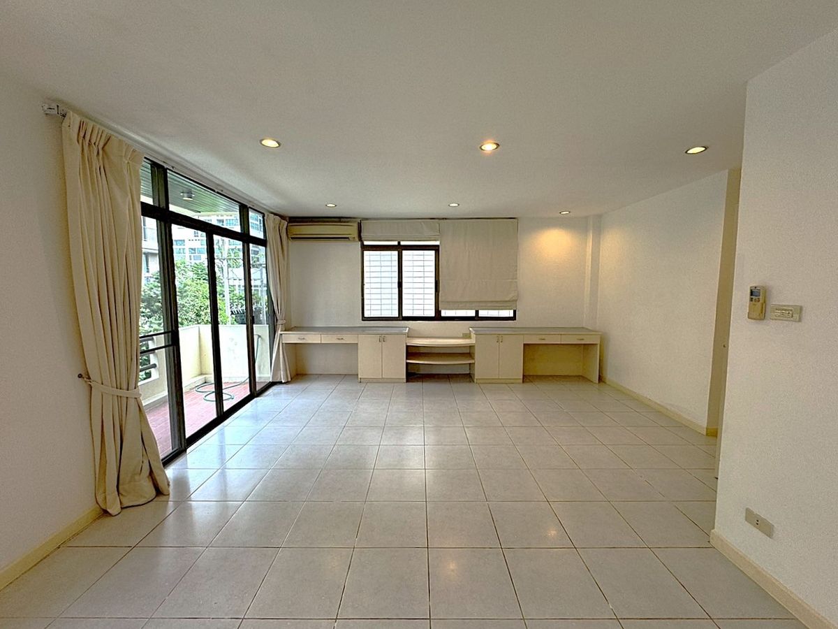 For RentHouseSukhumvit, Asoke, Thonglor : House for rent 4 bedroom in peaceful atmosphere at Phrom Phong ** NO CO-AGENT ** 