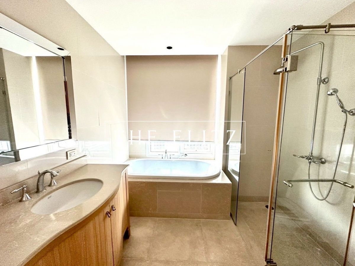 For SaleCondoSathorn, Narathiwat : ✨ Located in a condo but feel like a mansion in the sky, The Empire Place, a large room, full function ✔