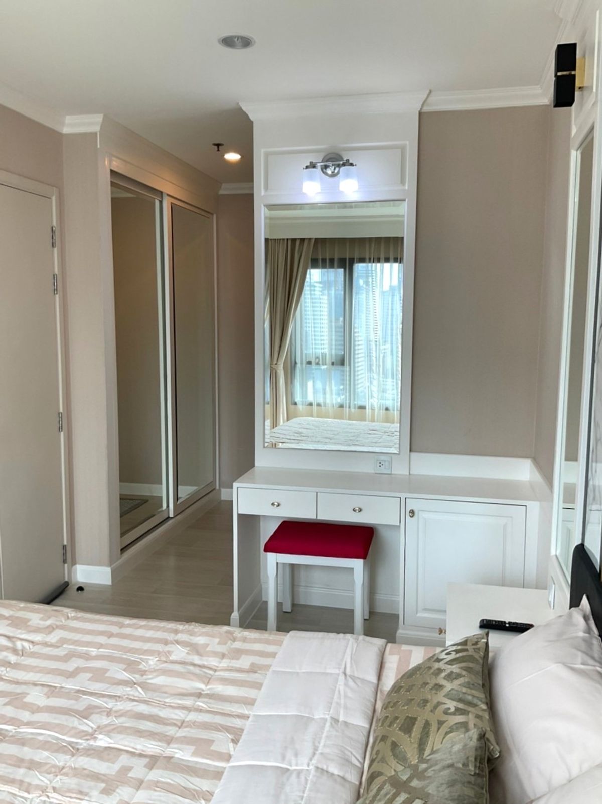 ให้เช่าคอนโดพระราม 9 เพชรบุรีตัดใหม่ RCA : LIFE ASOKE ✨ 2 ห้องนอน Fully Furnished ✨ 📞 Line:@pukkhome (with @ )