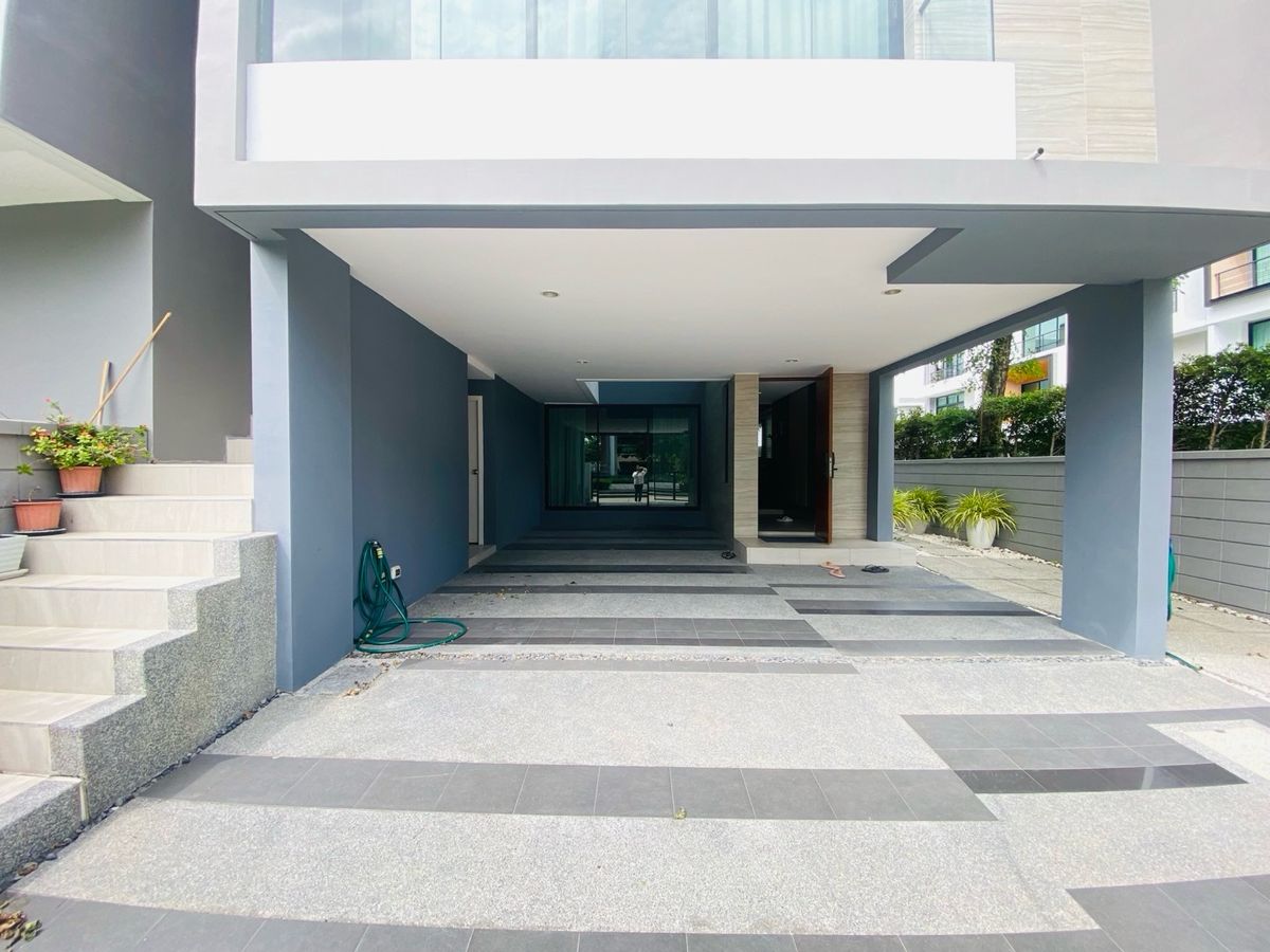 Home OfficePattanakan, Srinakarin : Selling with tenants! Golden opportunity for 4 -story townhome investors, luxury design corner, Modern Luxury, Nirvana Define Quality Project Srinakarin - Rama 9