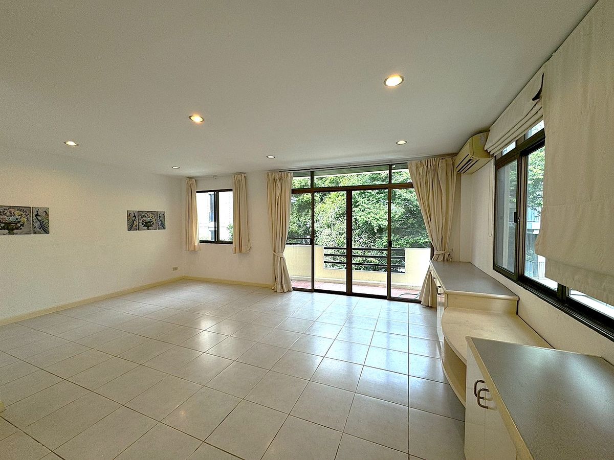 For RentHouseSukhumvit, Asoke, Thonglor : House for rent 4 bedroom in peaceful atmosphere at Phrom Phong ** NO CO-AGENT ** 