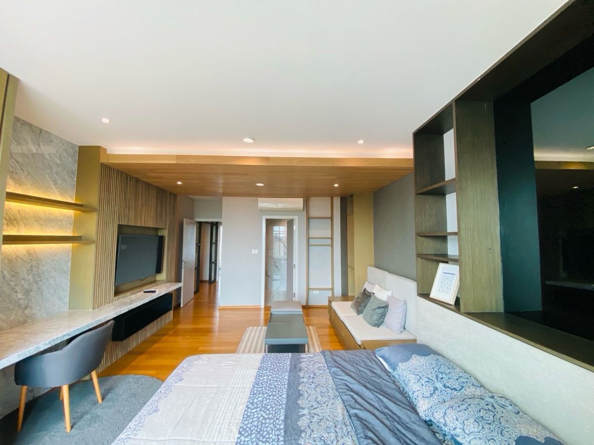 Home OfficePattanakan, Srinakarin : Selling with tenants! Golden opportunity for 4 -story townhome investors, luxury design corner, Modern Luxury, Nirvana Define Quality Project Srinakarin - Rama 9