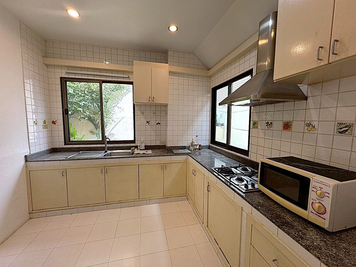 For RentHouseSukhumvit, Asoke, Thonglor : House for rent 4 bedroom in peaceful atmosphere at Phrom Phong ** NO CO-AGENT ** 