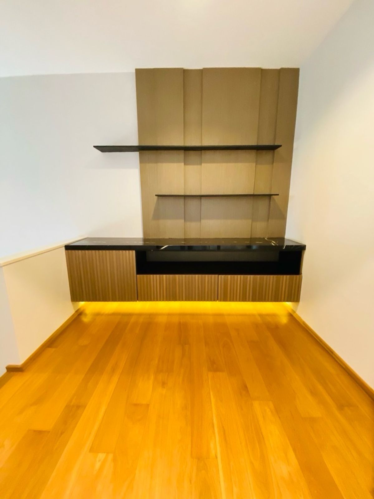 Home OfficePattanakan, Srinakarin : Selling with tenants! Golden opportunity for 4 -story townhome investors, luxury design corner, Modern Luxury, Nirvana Define Quality Project Srinakarin - Rama 9