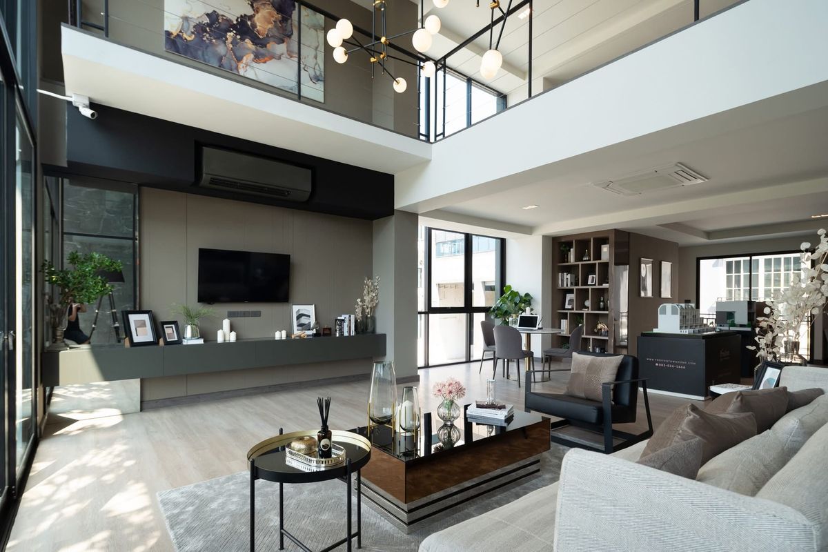 ขายทาวน์โฮมพัฒนาการ ศรีนครินทร์ :  ♢ Luxury class Townhome ♢ 3.5 ชั้น | ขนาดที่ดิน 47.9 ตร.ว. พื้นที่ใช้สอย 450 ตร.ม. | 5 ห้องน้ำ 2 ห้องเก็บของ 6 ที่จอดรถ | ย่านพระราม 9 – ศรีนครินทร์
