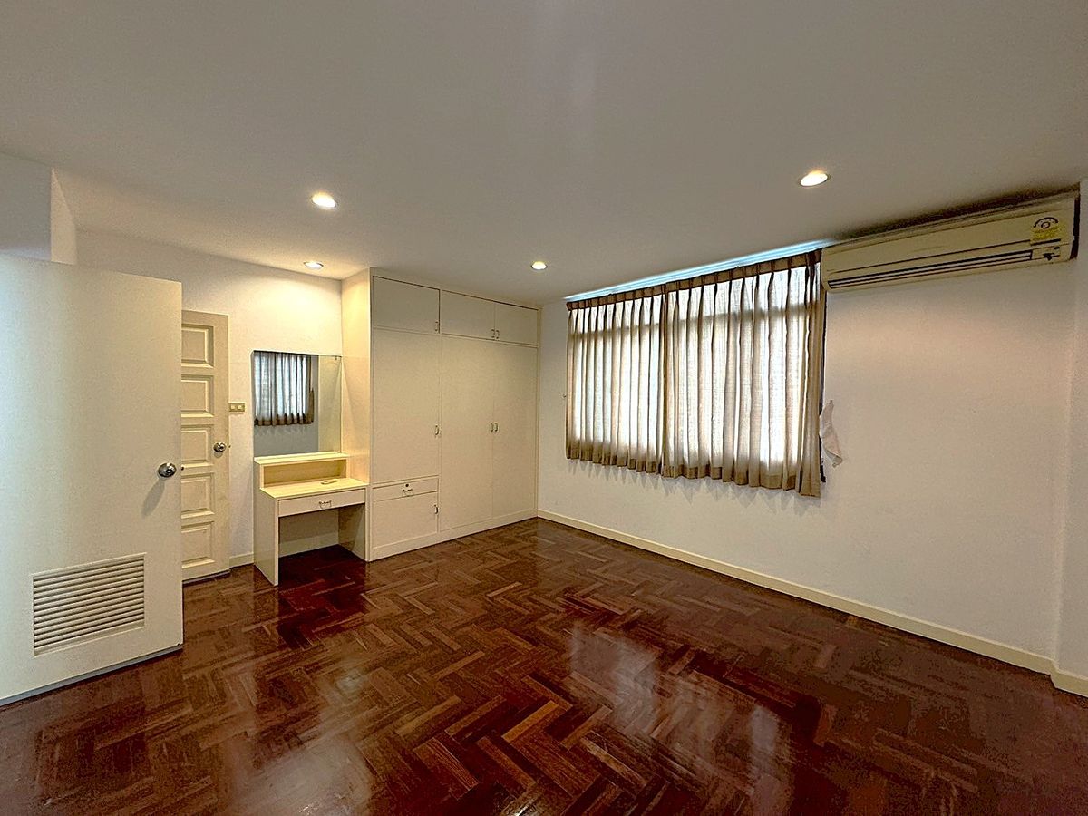 For RentHouseSukhumvit, Asoke, Thonglor : House for rent 4 bedroom in peaceful atmosphere at Phrom Phong ** NO CO-AGENT ** 