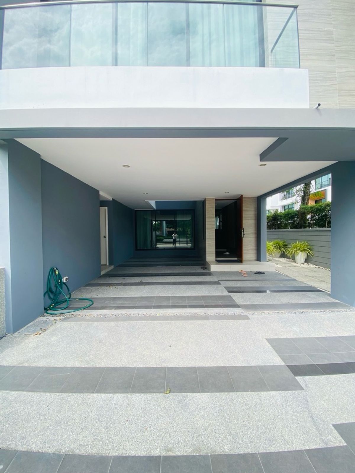 Home OfficePattanakan, Srinakarin : Selling with tenants! Golden opportunity for 4 -story townhome investors, luxury design corner, Modern Luxury, Nirvana Define Quality Project Srinakarin - Rama 9