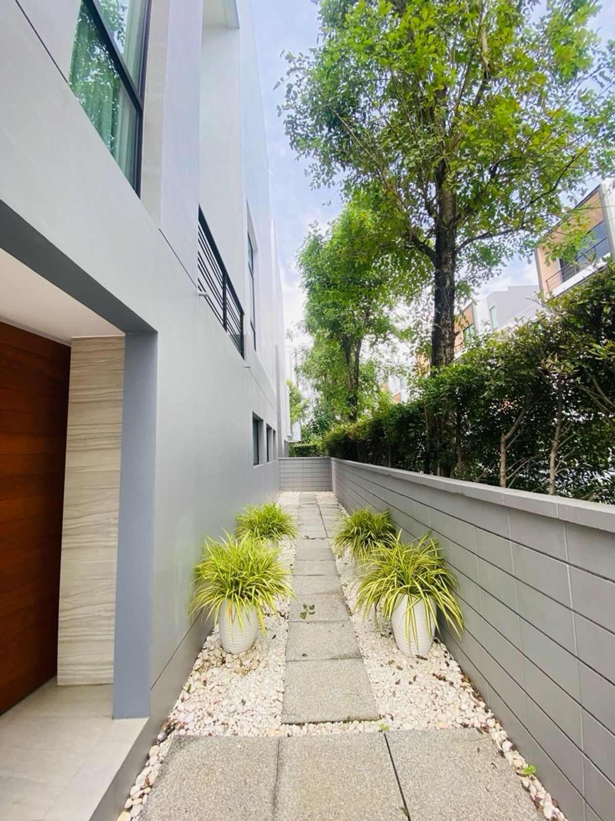 Home OfficePattanakan, Srinakarin : Selling with tenants! Golden opportunity for 4 -story townhome investors, luxury design corner, Modern Luxury, Nirvana Define Quality Project Srinakarin - Rama 9