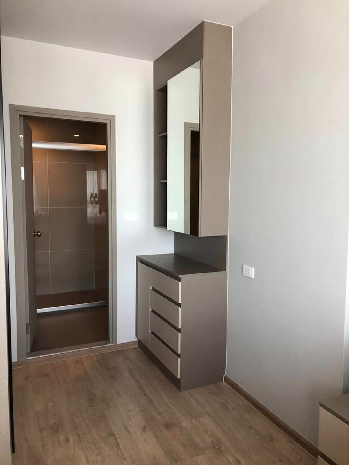 For RentCondoRama9, Petchburi, RCA : 🏙️ Rent IDEO RAMA 9 - Asoke | 1 bedroom near MRT Rama 9 🚇 ✨ complete condo, ready to walk in just 5 minutes to MRT Rama 9, the gold location in the heart. New CBD Rama 9 - Asoke