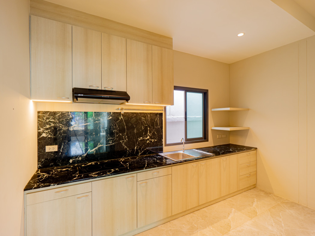 For SaleTownhomeSeri Thai, Ramkhamhaeng Nida : Townhome for sale Yonprapha Ladprao 101 130 sq m. 17 sq w. 2 bedrooms, 2 bathrooms, excellent condition. CC