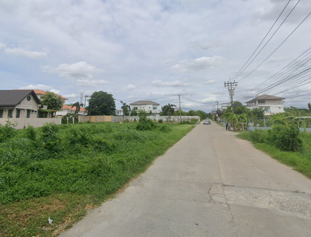 ขายที่ดินนนทบุรี บางใหญ่ บางบัวทอง : ขายที่ดิน หมู่บ้านปฐวี เลียบคลองประปา 387 ตรว ถนนกว้างถึง 8ม. ใกล้เมืองทองธานีมากๆ DD