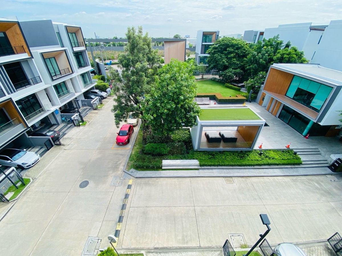 Home OfficePattanakan, Srinakarin : Selling with tenants! Golden opportunity for 4 -story townhome investors, luxury design corner, Modern Luxury, Nirvana Define Quality Project Srinakarin - Rama 9