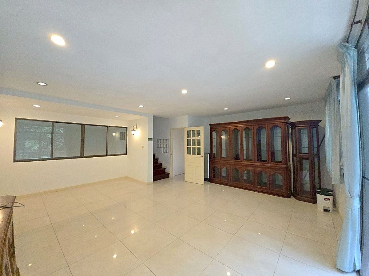 For RentHouseSukhumvit, Asoke, Thonglor : House for rent 4 bedroom in peaceful atmosphere at Phrom Phong ** NO CO-AGENT ** 