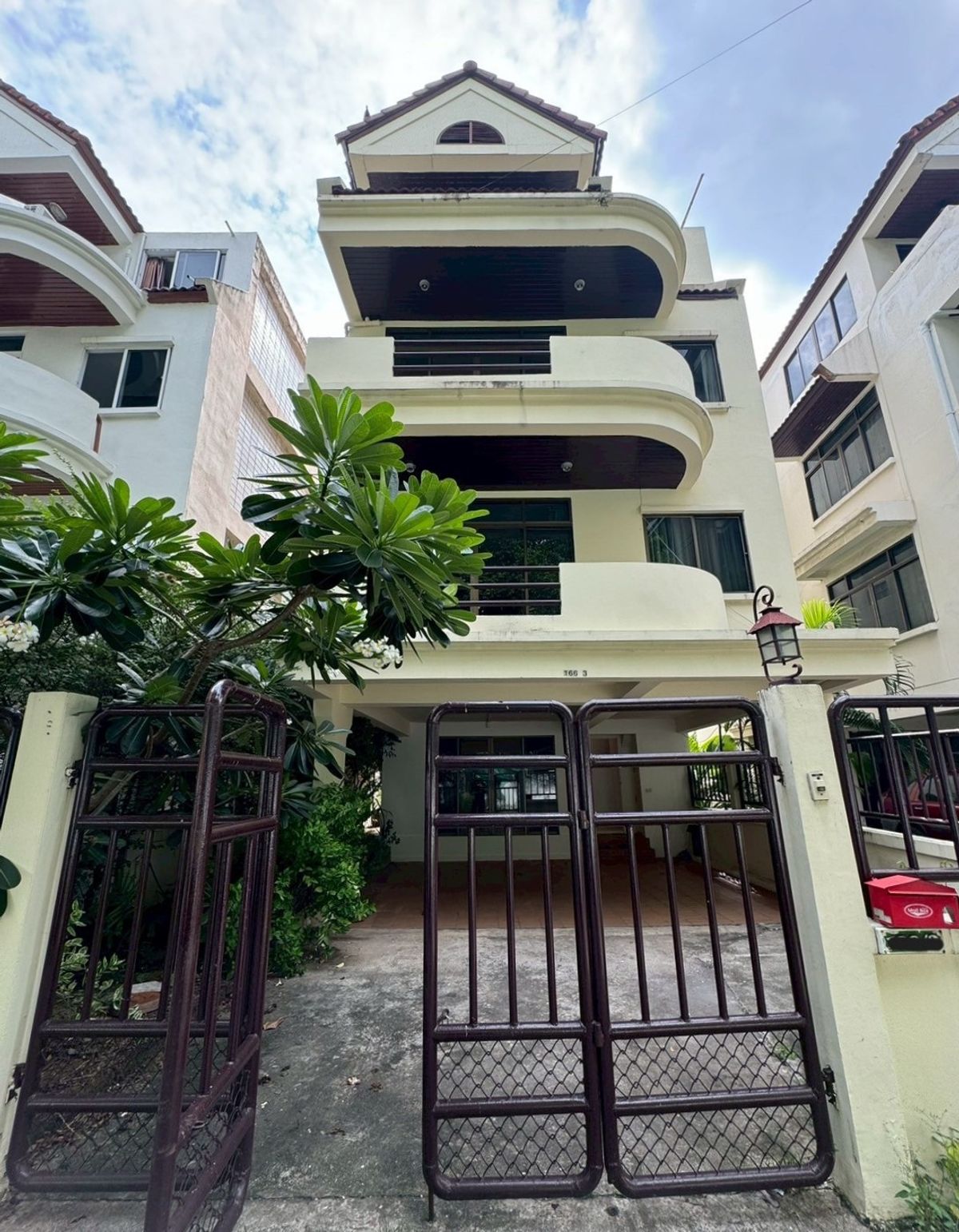 For RentHouseSukhumvit, Asoke, Thonglor : House for rent 4 bedroom in peaceful atmosphere at Phrom Phong ** NO CO-AGENT ** 