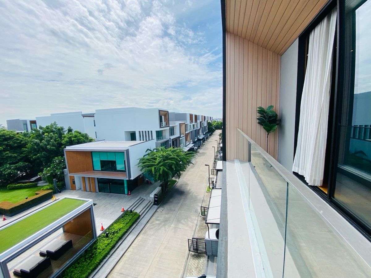 Home OfficePattanakan, Srinakarin : Selling with tenants! Golden opportunity for 4 -story townhome investors, luxury design corner, Modern Luxury, Nirvana Define Quality Project Srinakarin - Rama 9