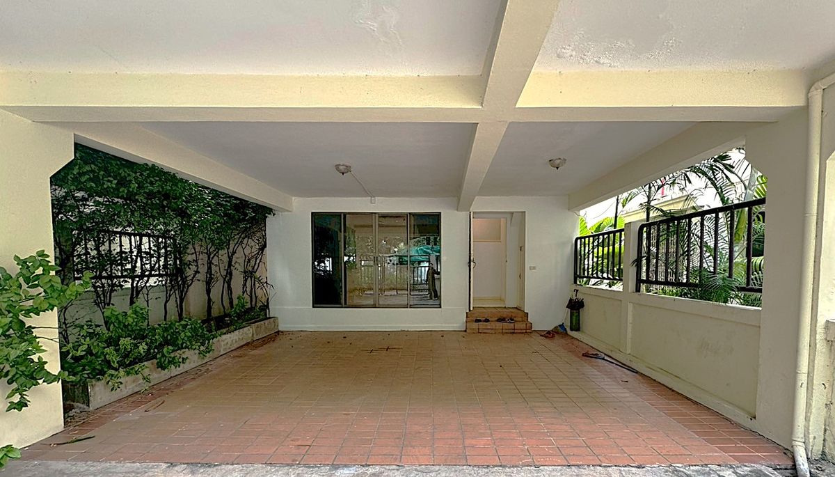 For RentHouseSukhumvit, Asoke, Thonglor : House for rent 4 bedroom in peaceful atmosphere at Phrom Phong ** NO CO-AGENT ** 