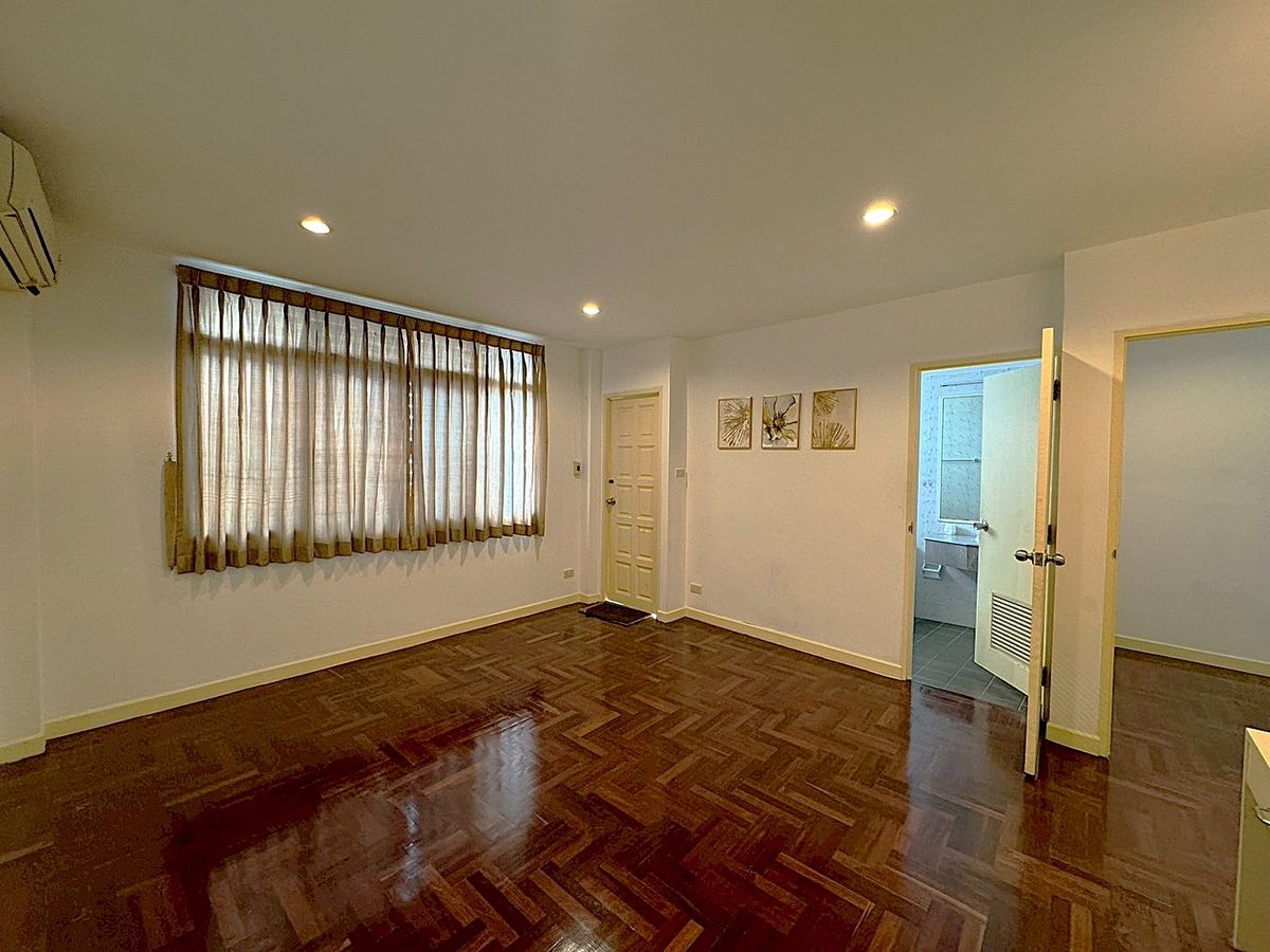 For RentHouseSukhumvit, Asoke, Thonglor : House for rent 4 bedroom in peaceful atmosphere at Phrom Phong ** NO CO-AGENT ** 