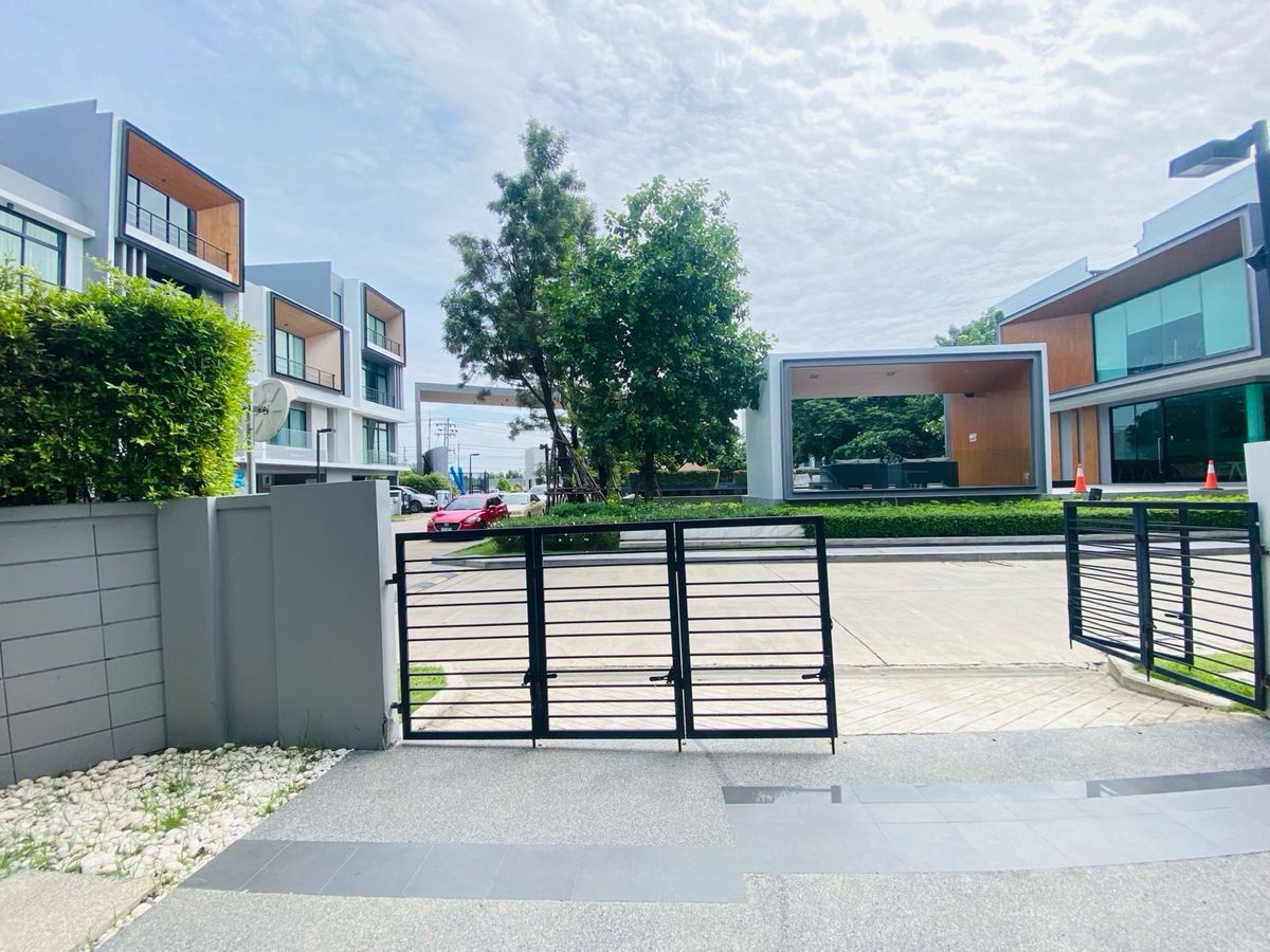 Home OfficePattanakan, Srinakarin : Selling with tenants! Golden opportunity for 4 -story townhome investors, luxury design corner, Modern Luxury, Nirvana Define Quality Project Srinakarin - Rama 9