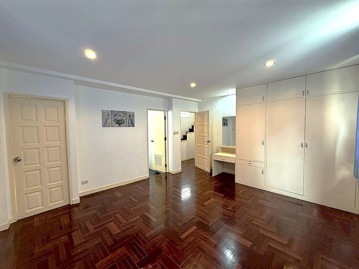 For RentHouseSukhumvit, Asoke, Thonglor : House for rent 4 bedroom in peaceful atmosphere at Phrom Phong ** NO CO-AGENT ** 