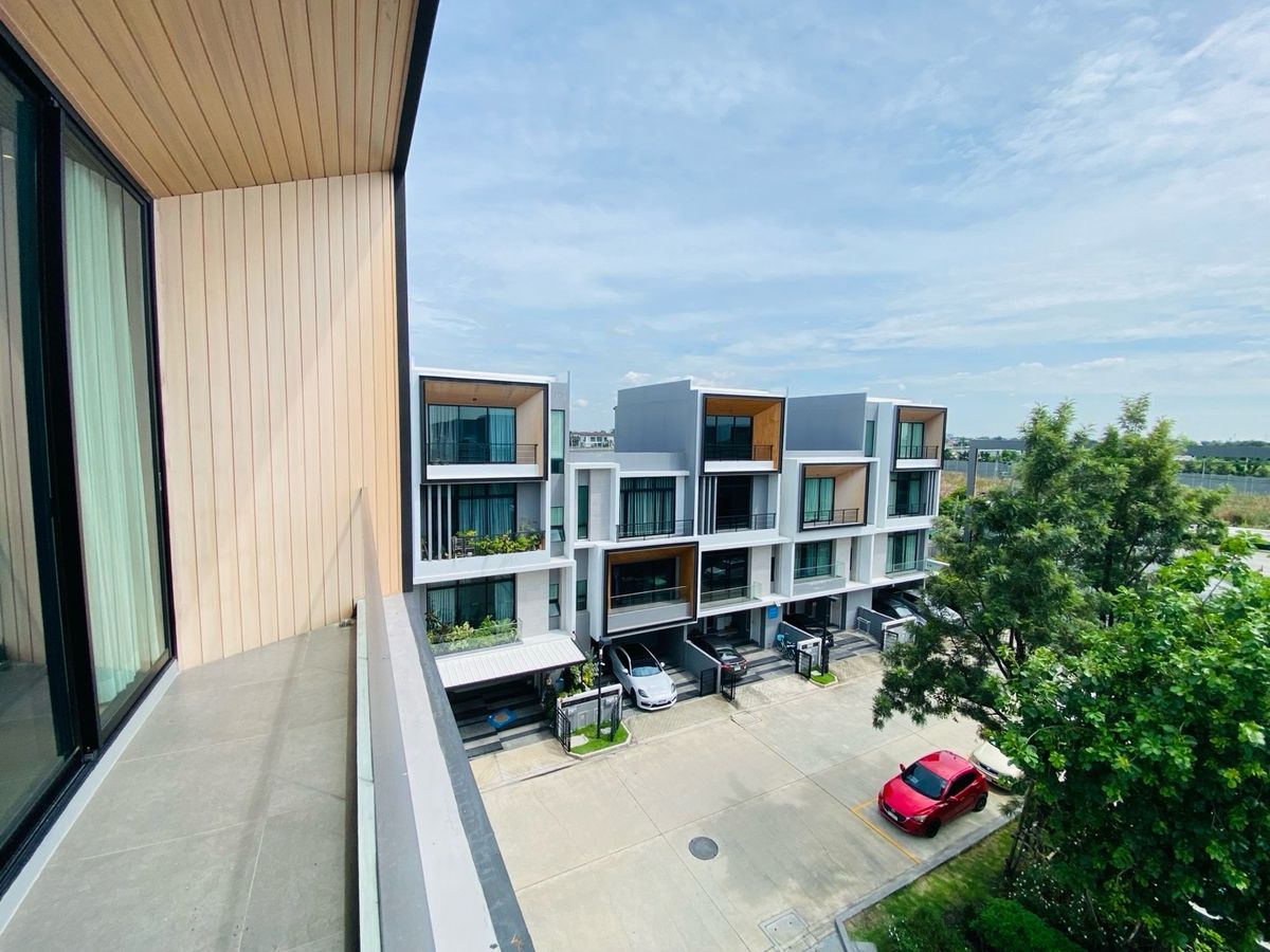 Home OfficePattanakan, Srinakarin : Selling with tenants! Golden opportunity for 4 -story townhome investors, luxury design corner, Modern Luxury, Nirvana Define Quality Project Srinakarin - Rama 9