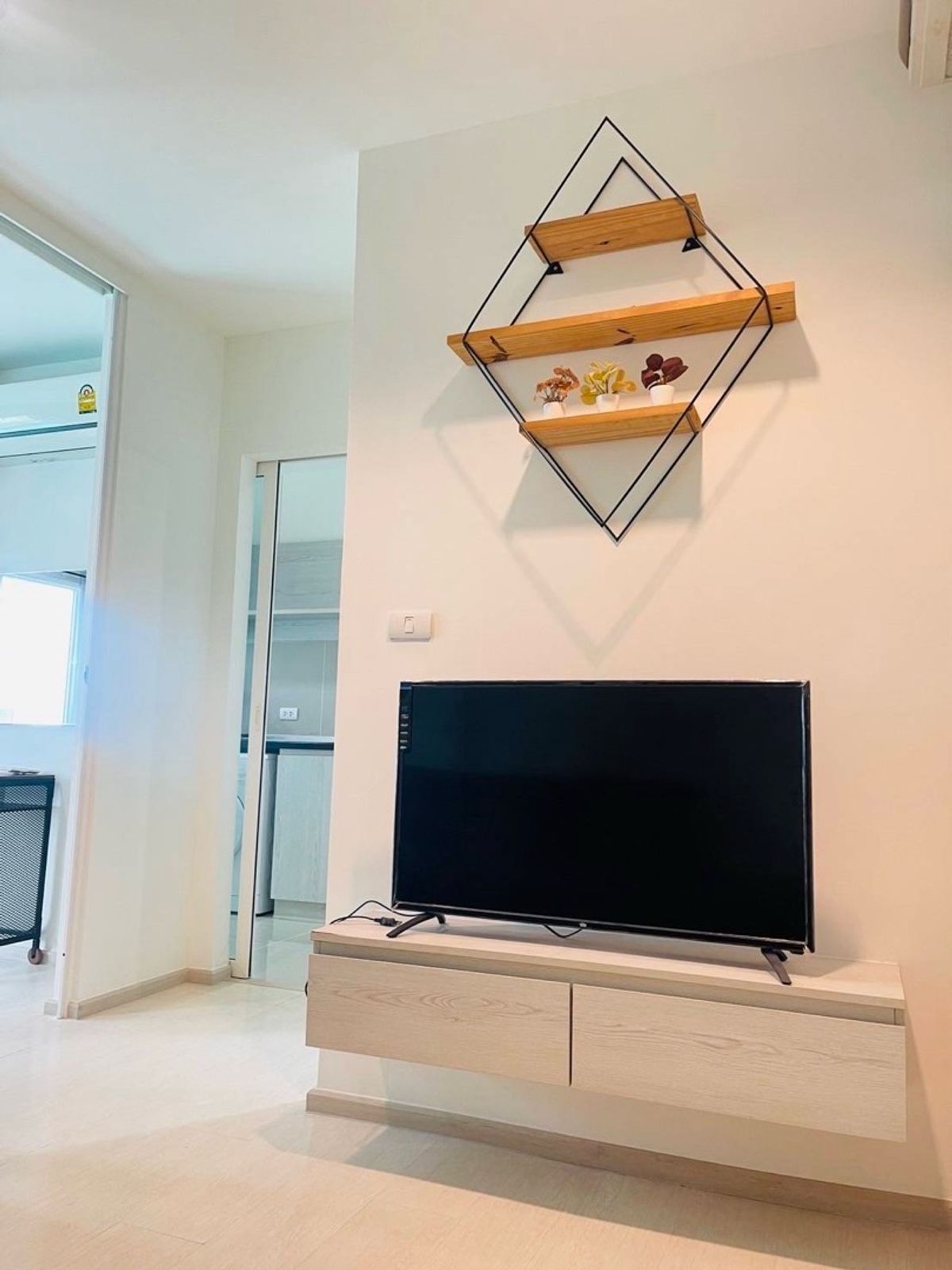 For RentCondoSamut Prakan,Samrong : ASPIRE ERWAN TOWER B condo for rent, Building B 8, Swimming Pool view, size 30.00 sq.m., price 9,000 baht