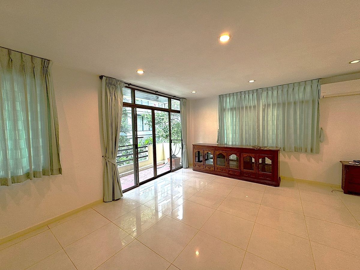 For RentHouseSukhumvit, Asoke, Thonglor : House for rent 4 bedroom in peaceful atmosphere at Phrom Phong ** NO CO-AGENT ** 