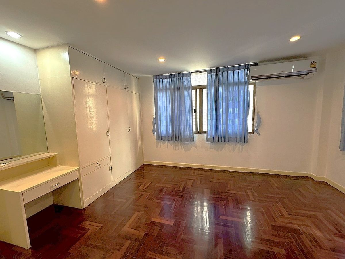 For RentHouseSukhumvit, Asoke, Thonglor : House for rent 4 bedroom in peaceful atmosphere at Phrom Phong ** NO CO-AGENT ** 