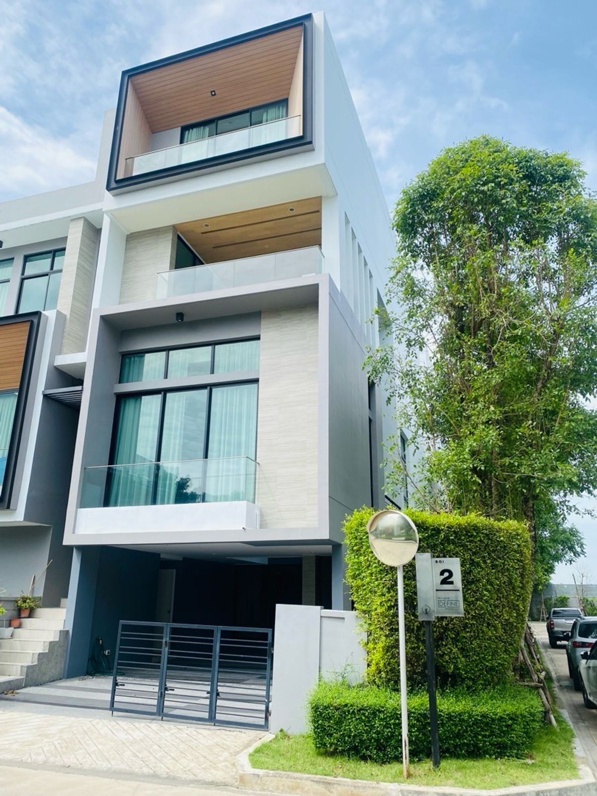 Home OfficePattanakan, Srinakarin : Selling with tenants! Golden opportunity for 4 -story townhome investors, luxury design corner, Modern Luxury, Nirvana Define Quality Project Srinakarin - Rama 9