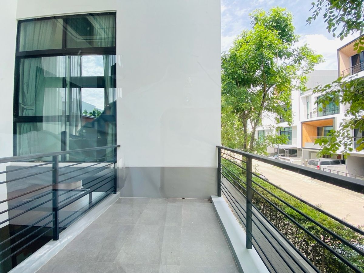 Home OfficePattanakan, Srinakarin : Selling with tenants! Golden opportunity for 4 -story townhome investors, luxury design corner, Modern Luxury, Nirvana Define Quality Project Srinakarin - Rama 9
