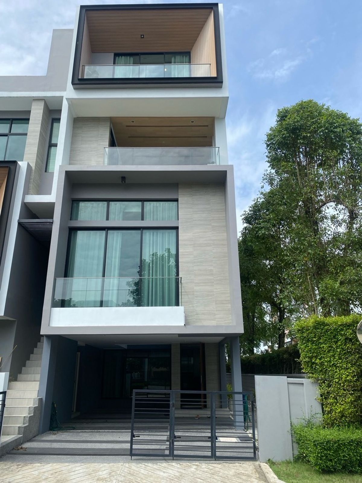 Home OfficePattanakan, Srinakarin : Selling with tenants! Golden opportunity for 4 -story townhome investors, luxury design corner, Modern Luxury, Nirvana Define Quality Project Srinakarin - Rama 9