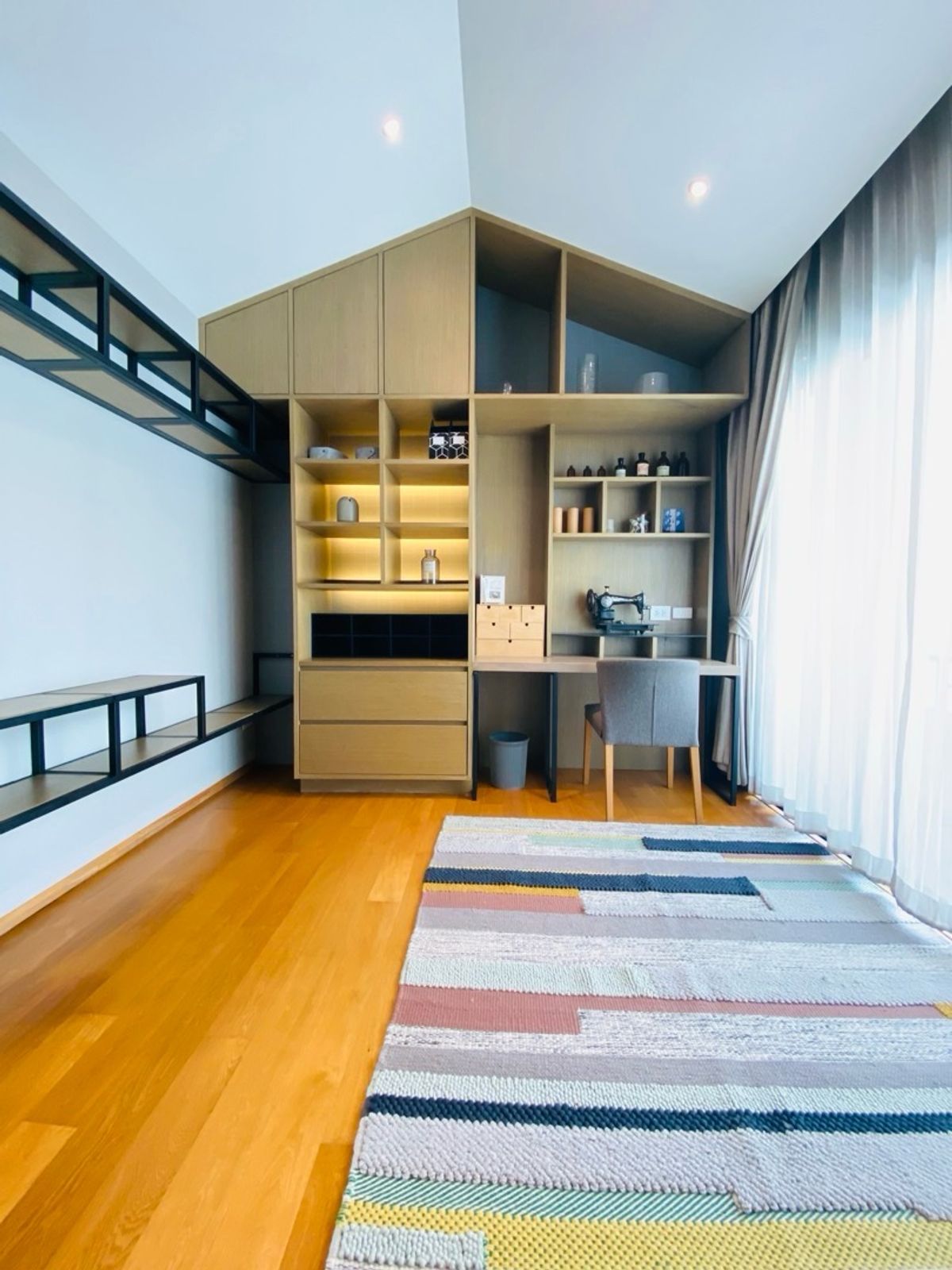 Home OfficePattanakan, Srinakarin : Selling with tenants! Golden opportunity for 4 -story townhome investors, luxury design corner, Modern Luxury, Nirvana Define Quality Project Srinakarin - Rama 9