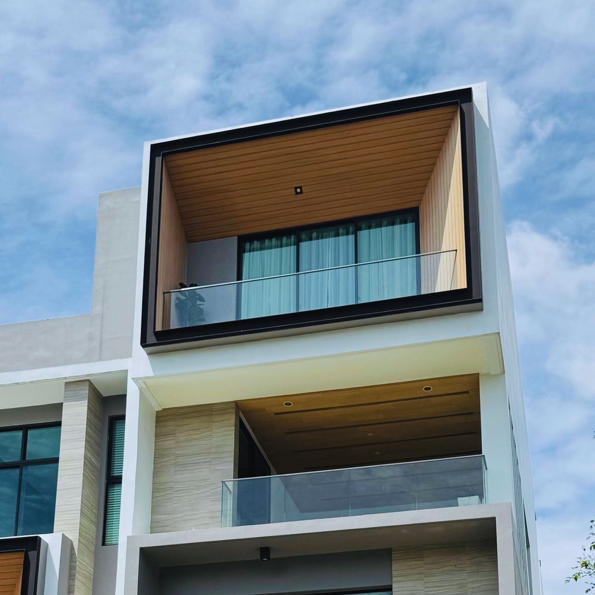 For SaleTownhomePattanakan, Srinakarin : Best for investment in BKK prime location ,For Sale – Corner Townhome | 4 Storeys | Nirvana Define Srinakarin-Rama 9