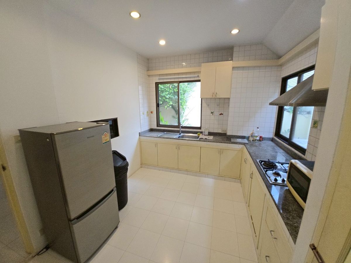 For RentHouseSukhumvit, Asoke, Thonglor : House for rent 4 bedroom in peaceful atmosphere at Phrom Phong ** NO CO-AGENT ** 