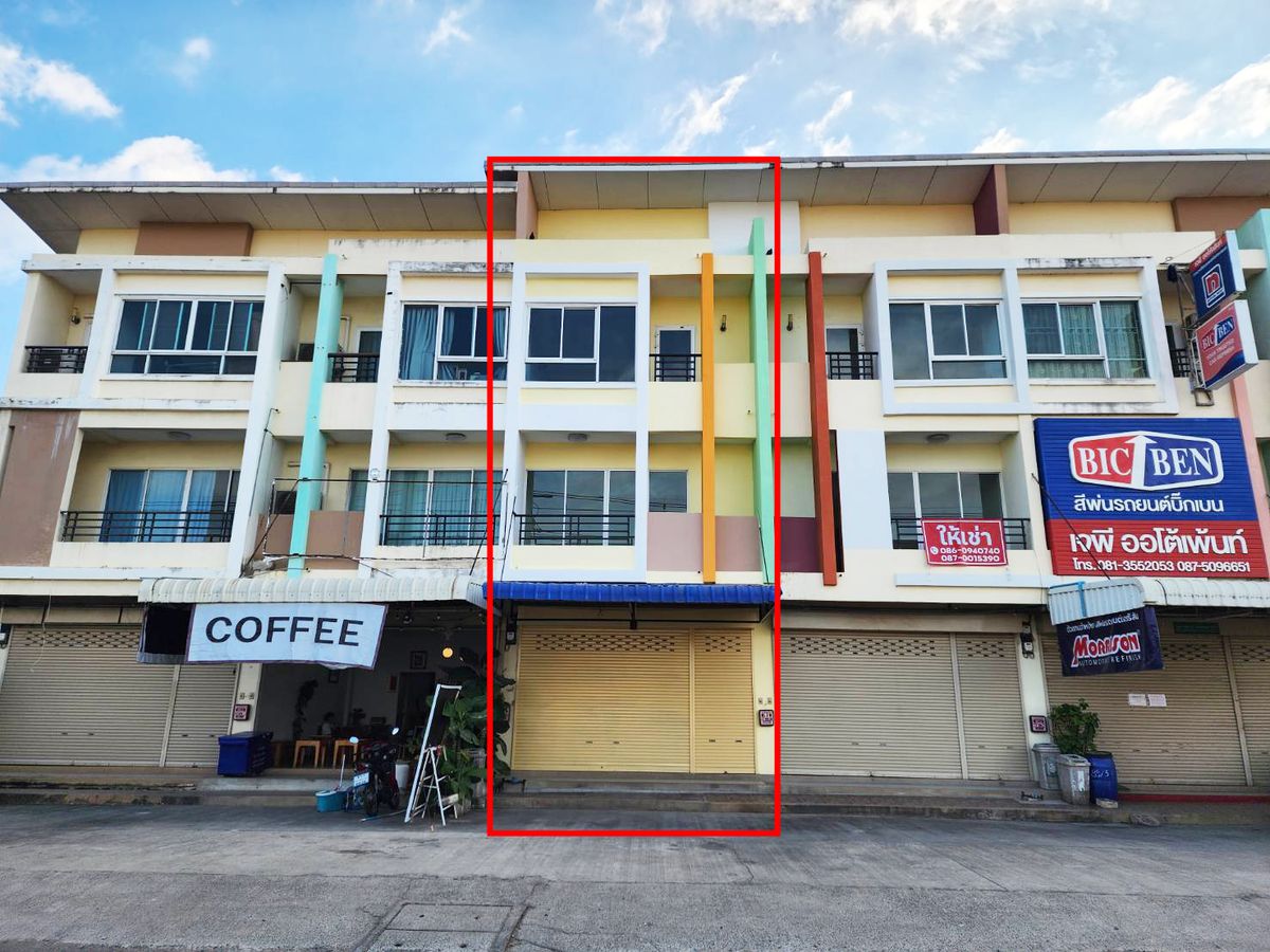 For SaleShop HousePathum Thani,Rangsit, Thammasat : Commercial building for sale, Rangsit, Lam Luk Ka, Khlong 4, Pathum Thani, next to the Lat Sawai Market Opposite the medical center, wide, convenient parking