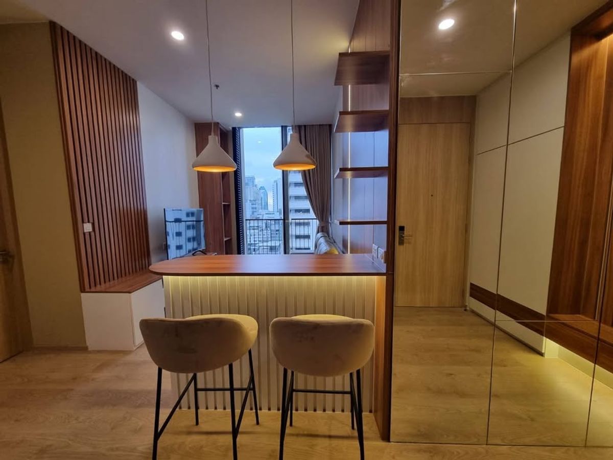 CondoSukhumvit, Asoke, Thonglor : NOBLE BE19 Condo is convenient to travel near BTS Skytrain. There is a beautiful room shuttle. Ready to stay immediately !!