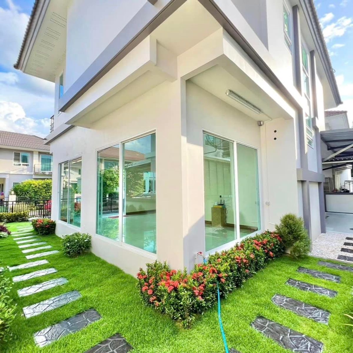 ขายบ้านปทุมธานี รังสิต ธรรมศาสตร์ : 🎉🏡 บ้านสวยรีโนเวทใหม่ทั้งหลัง! พร้อมสวนสวย และเฟอร์บิ้วอิน ทำเลทองติดถนนใหญ่รังสิต-นครนายก! ไลฟ์บางกอก บูเลอวาร์ด รังสิต✨