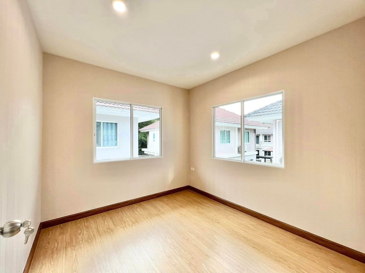 ขายบ้านปทุมธานี รังสิต ธรรมศาสตร์ : 🎉🏡 บ้านสวยรีโนเวทใหม่ทั้งหลัง! พร้อมสวนสวย และเฟอร์บิ้วอิน ทำเลทองติดถนนใหญ่รังสิต-นครนายก! ไลฟ์บางกอก บูเลอวาร์ด รังสิต✨