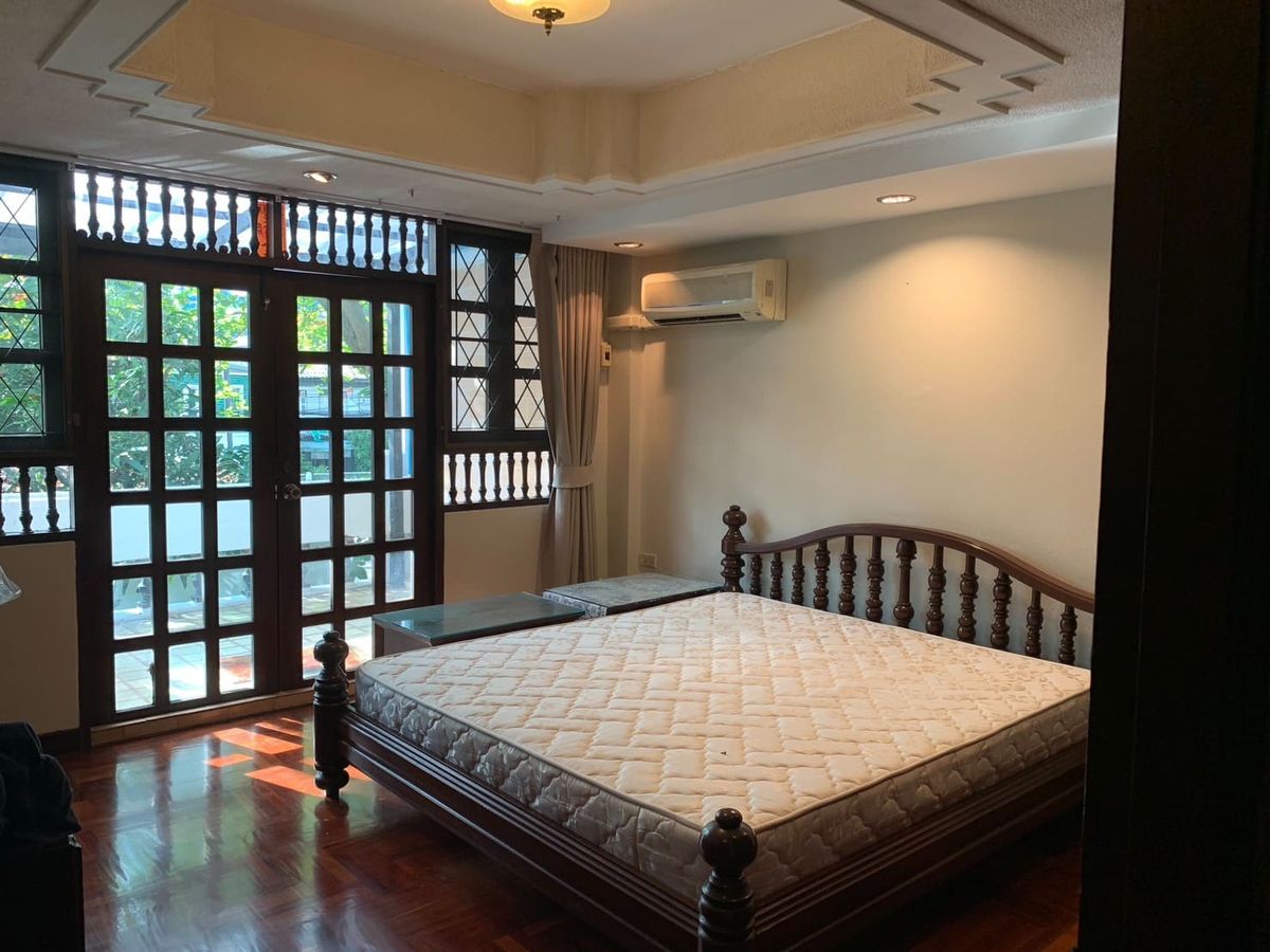 For RentTownhomeSathorn, Narathiwat : House for rent, 2 booths, 4 floors, 3 bedrooms, 3 bathrooms, location in the heart of Sathorn Road