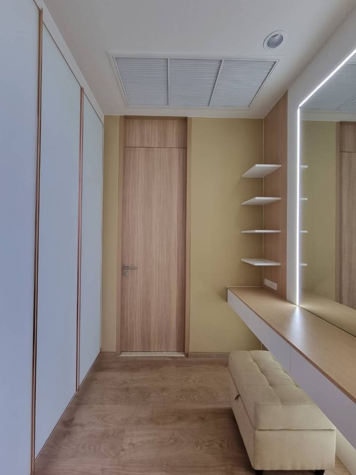 CondoSukhumvit, Asoke, Thonglor : NOBLE BE19 Condo is convenient to travel near BTS Skytrain. There is a beautiful room shuttle. Ready to stay immediately !!