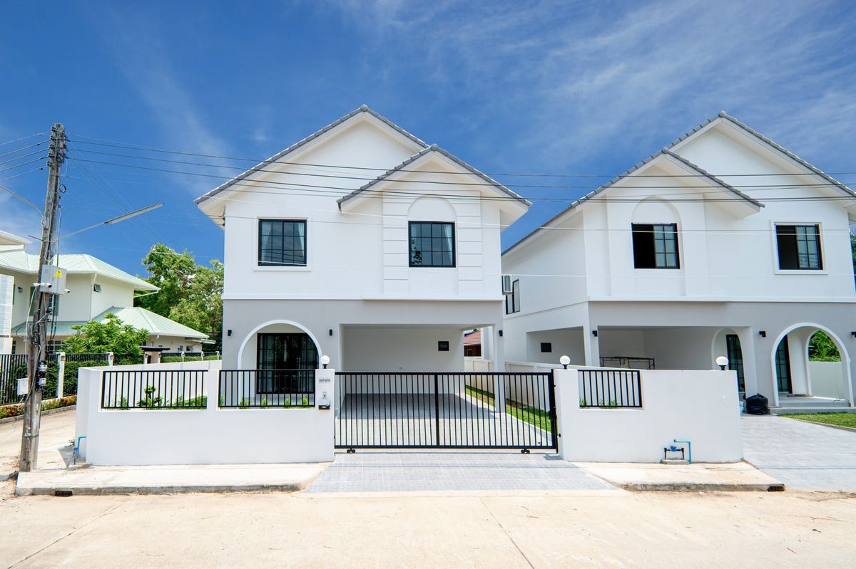 ให้เช่าบ้านเชียงใหม่ : ให้เช่าบ้านเดี่ยวสองชั้น 5 ห้องนอน 4 ห้องน้ำ 1 ห้องรับแขก 1 ห้องครัว  