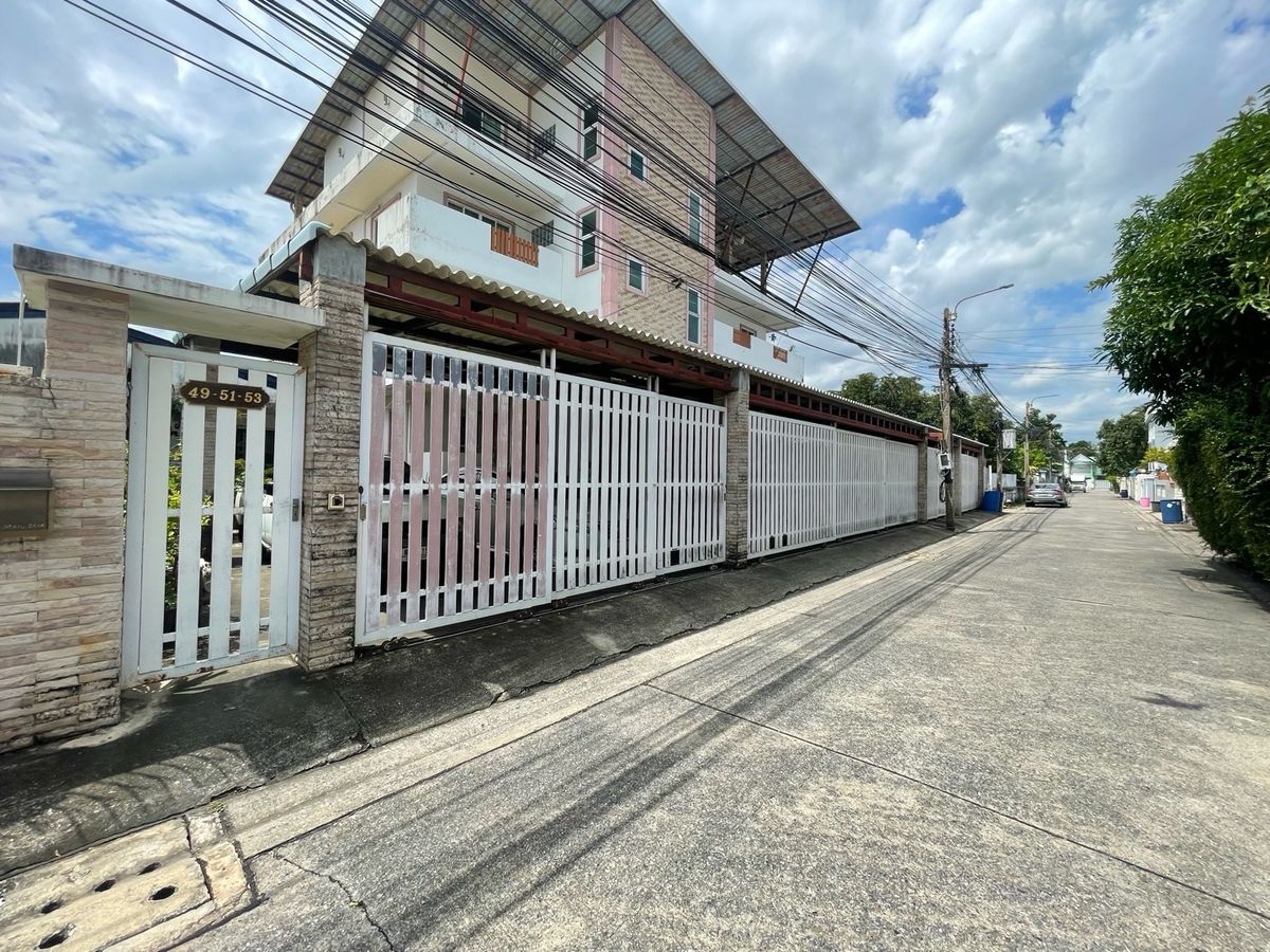 ขายบ้านโชคชัย4 ลาดพร้าว71 : 🏡 ขายบ้านเดี่ยว 4 ชั้น พร้อมลิฟต์และสระว่ายน้ำ!