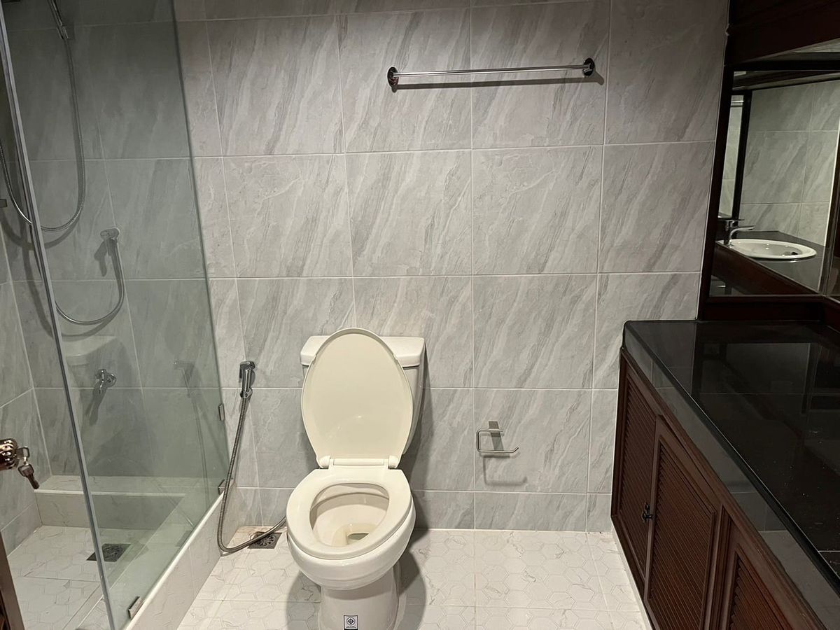 For RentTownhomeSathorn, Narathiwat : House for rent, 2 booths, 4 floors, 3 bedrooms, 3 bathrooms, location in the heart of Sathorn Road